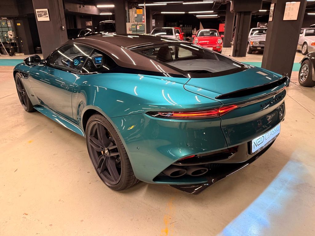 Aston Martin DBS 2022