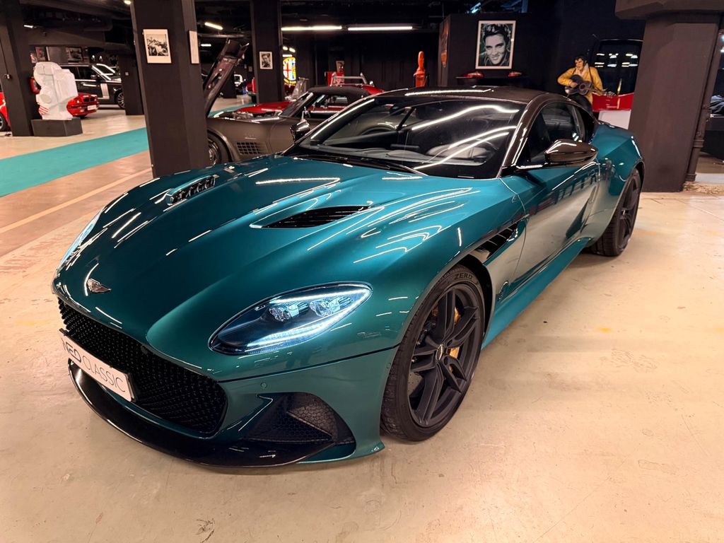 Aston Martin DBS 2022
