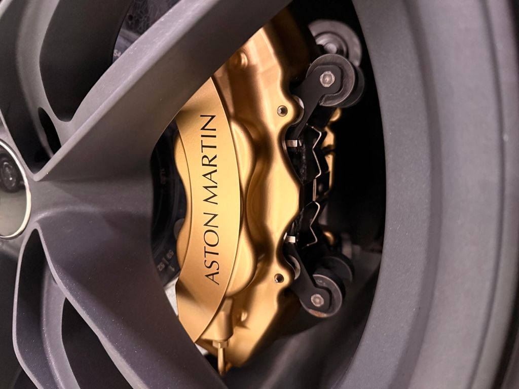 Aston Martin DBS 2022