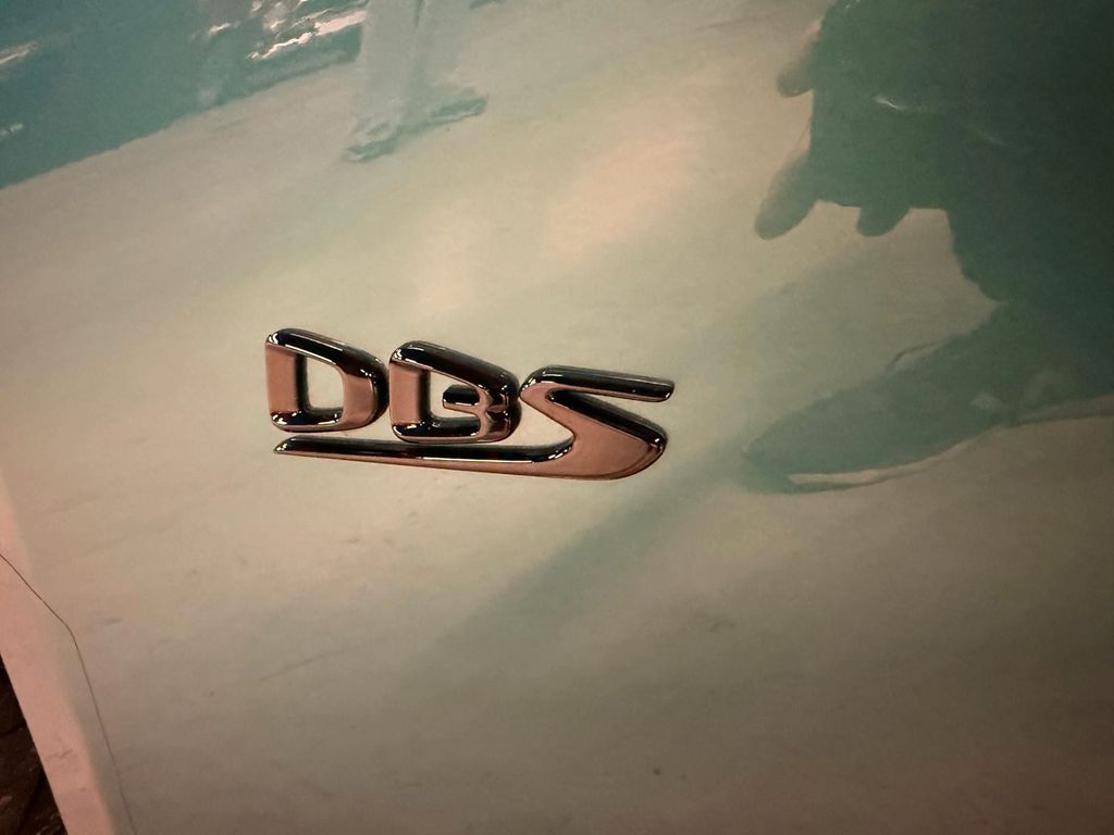 Aston Martin DBS 2022