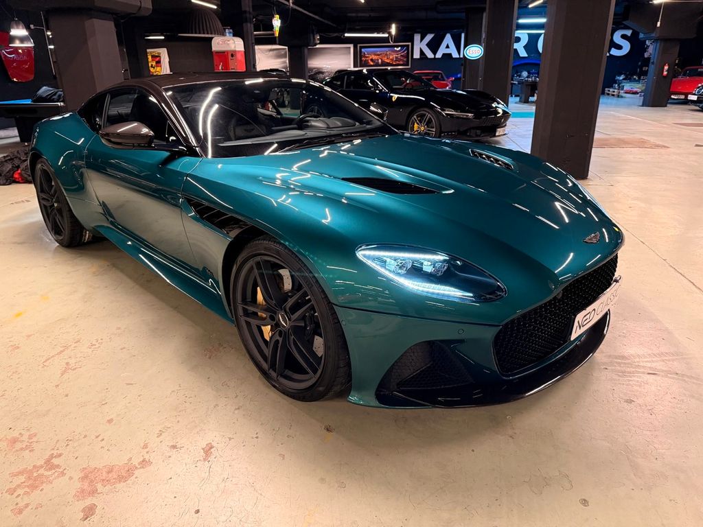 Aston Martin DBS 2022