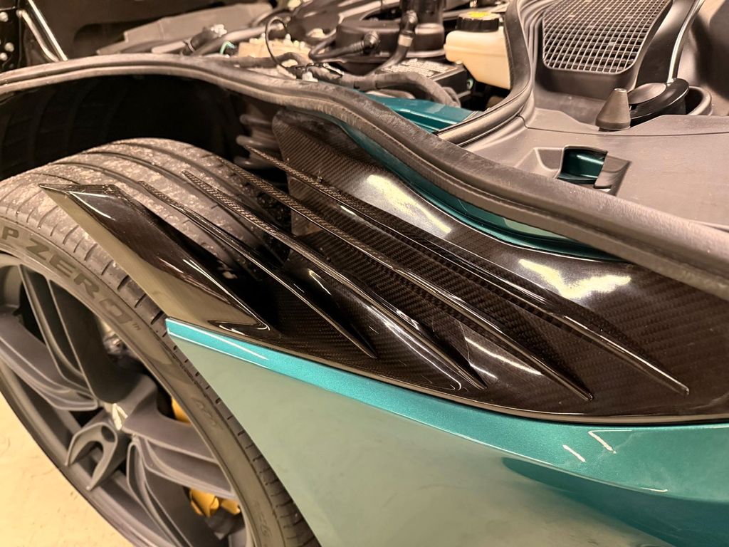 Aston Martin DBS 2022