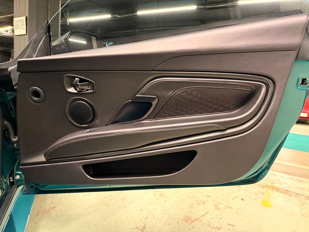 Aston Martin DBS 2022