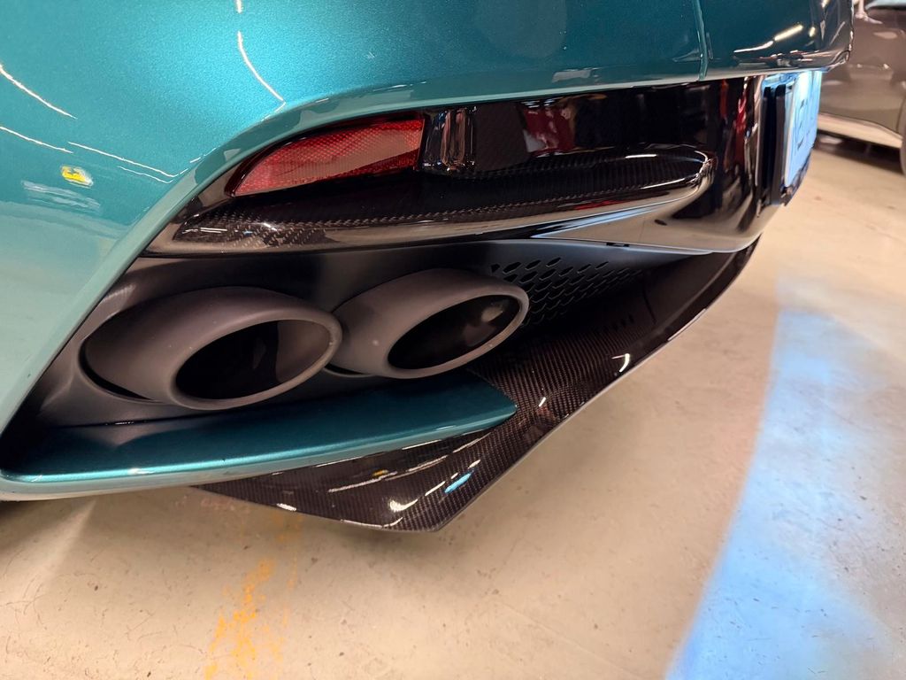 Aston Martin DBS 2022