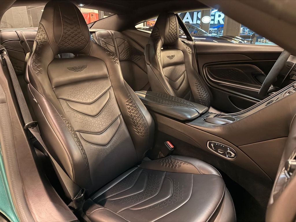 Aston Martin DBS 2022