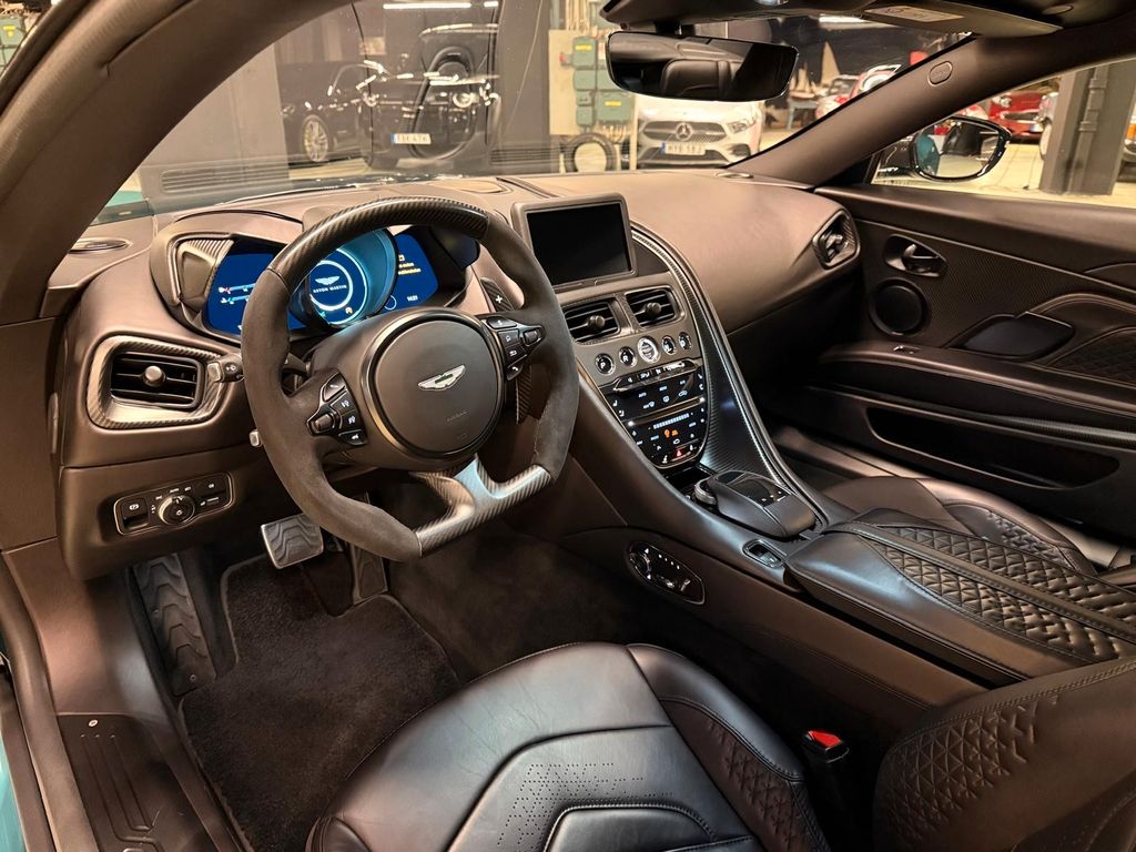 Aston Martin DBS 2022