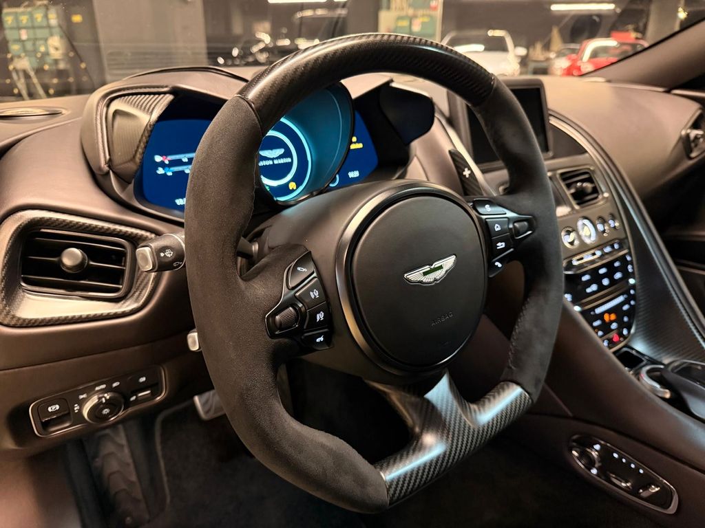 Aston Martin DBS 2022