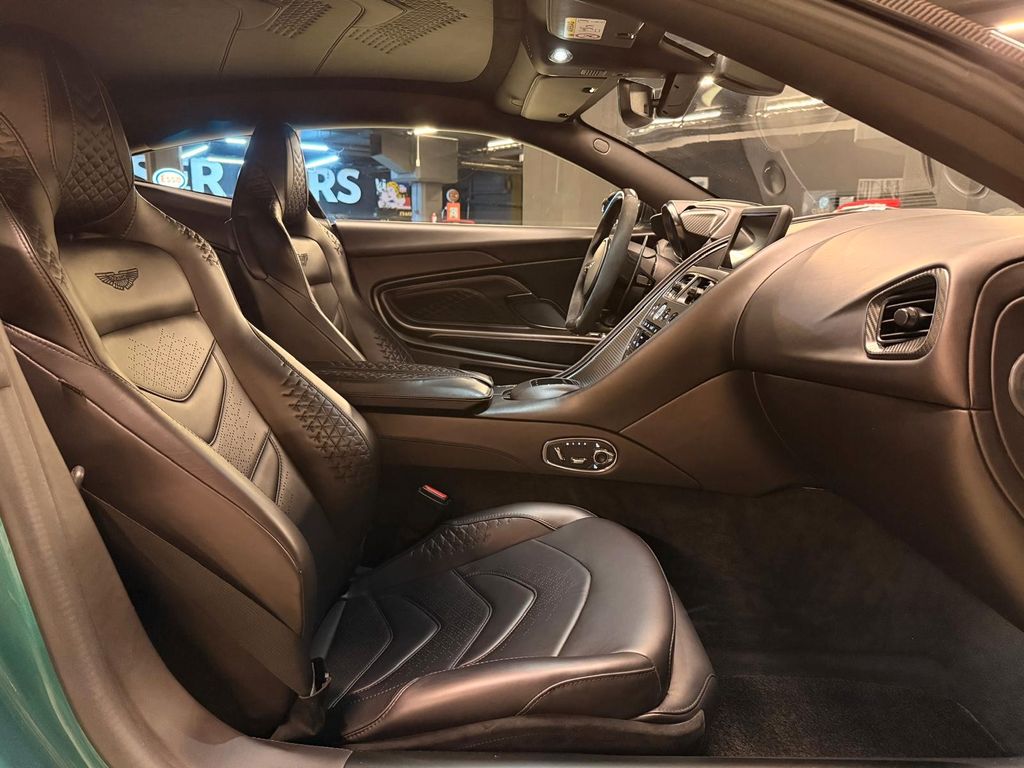 Aston Martin DBS 2022