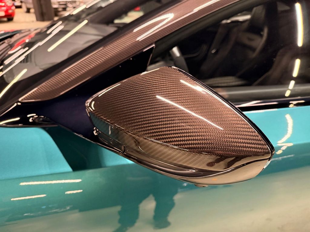 Aston Martin DBS 2022