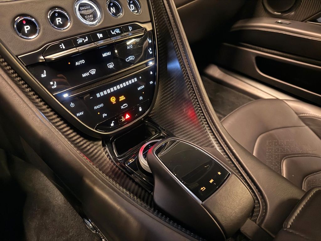 Aston Martin DBS 2022