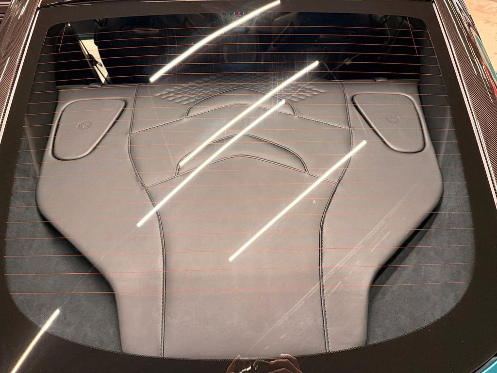 Aston Martin DBS 2022