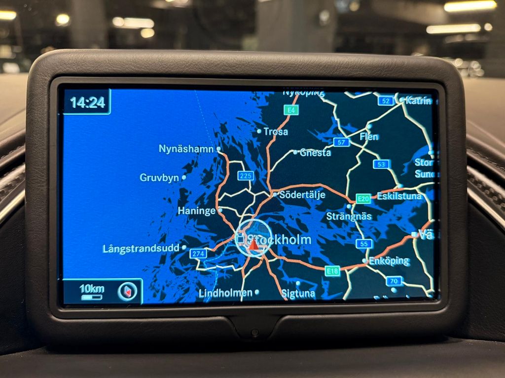 Aston Martin DBS 2022