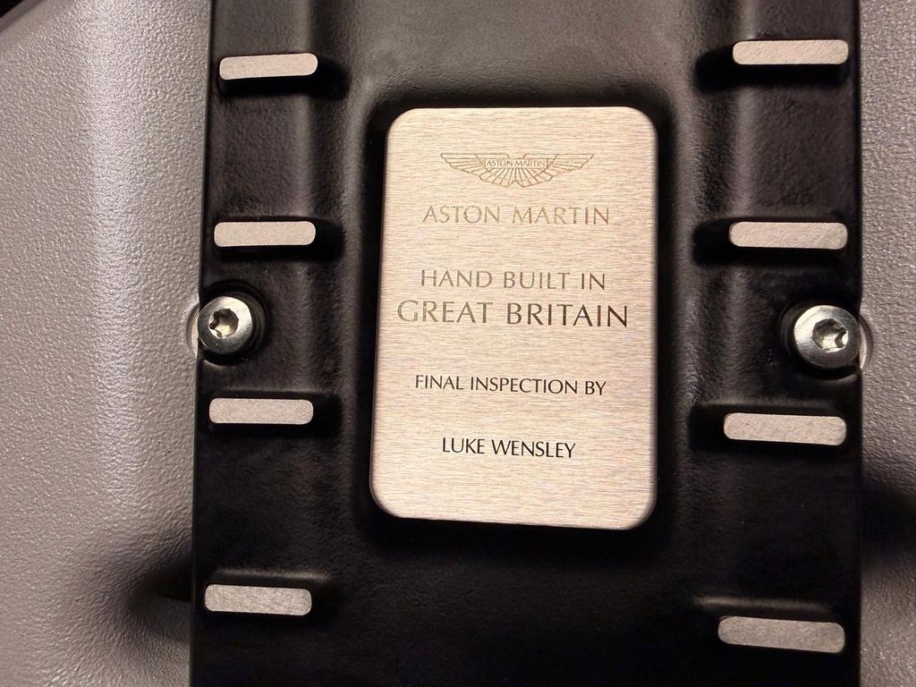 Aston Martin DBS 2022