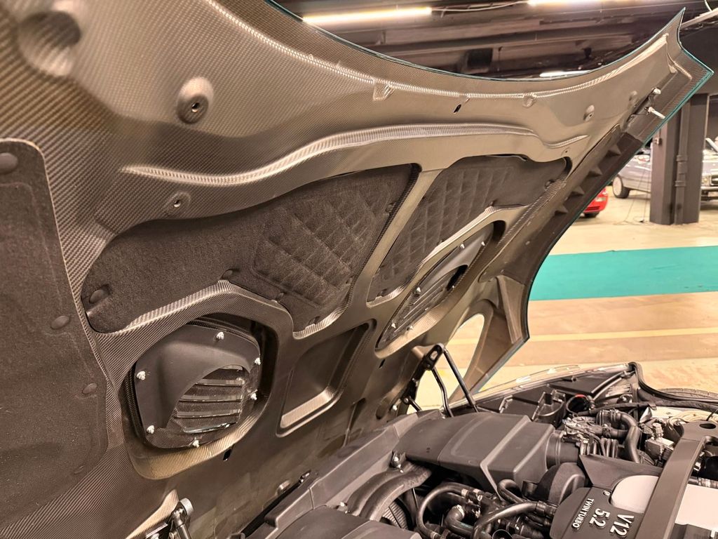 Aston Martin DBS 2022