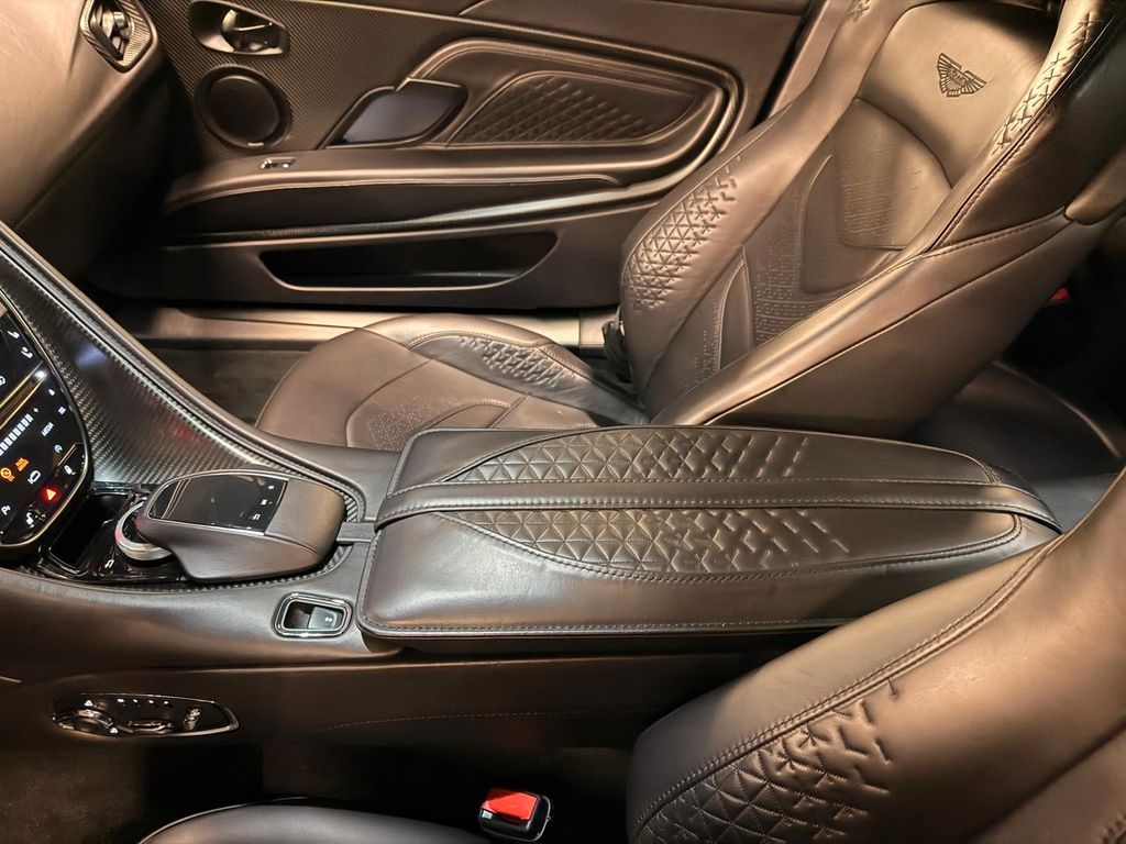 Aston Martin DBS 2022