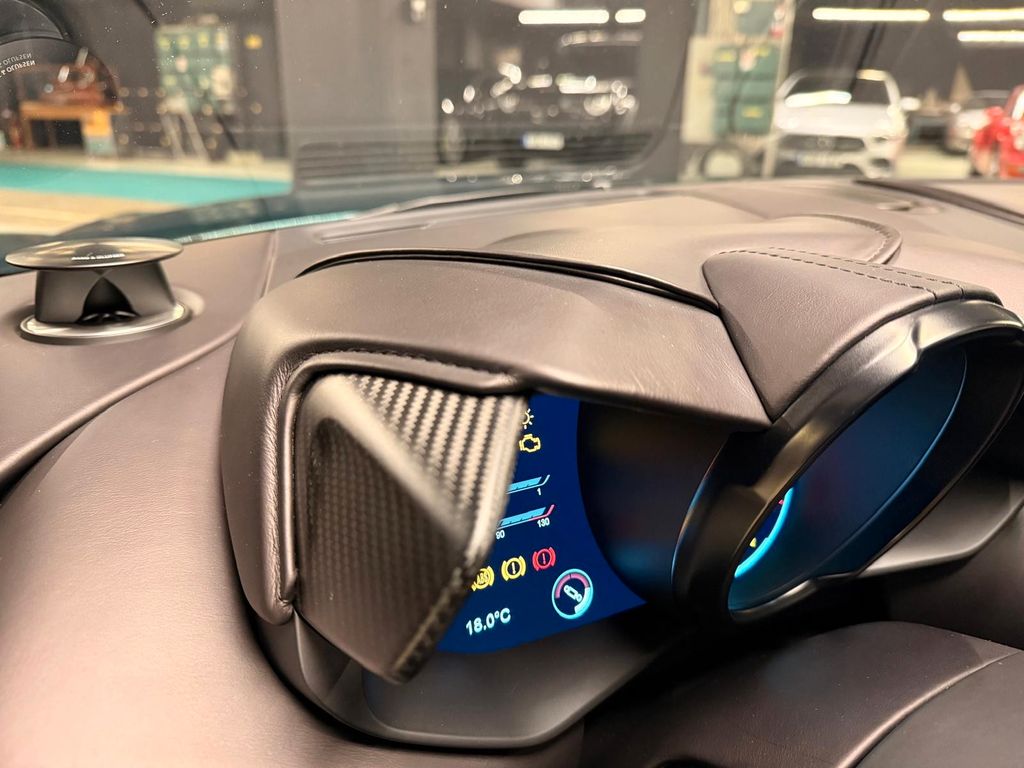 Aston Martin DBS 2022