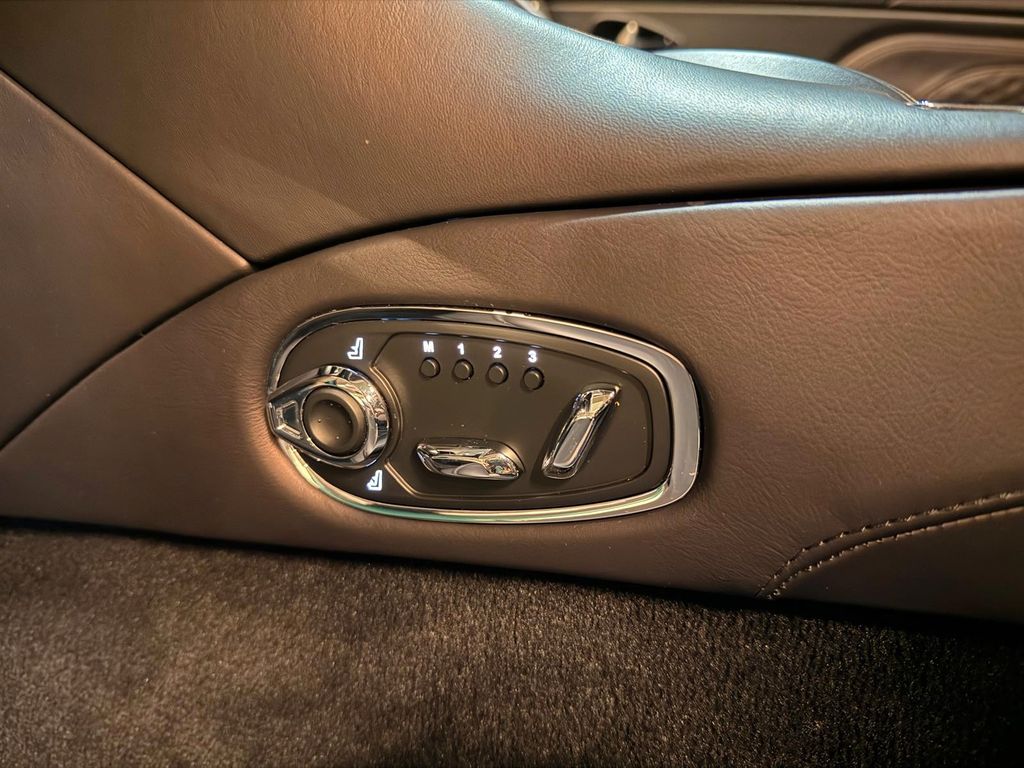 Aston Martin DBS 2022