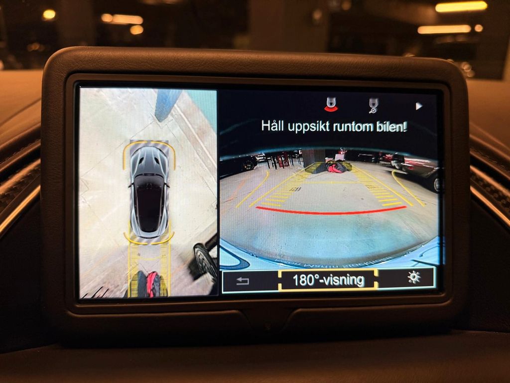 Aston Martin DBS 2022