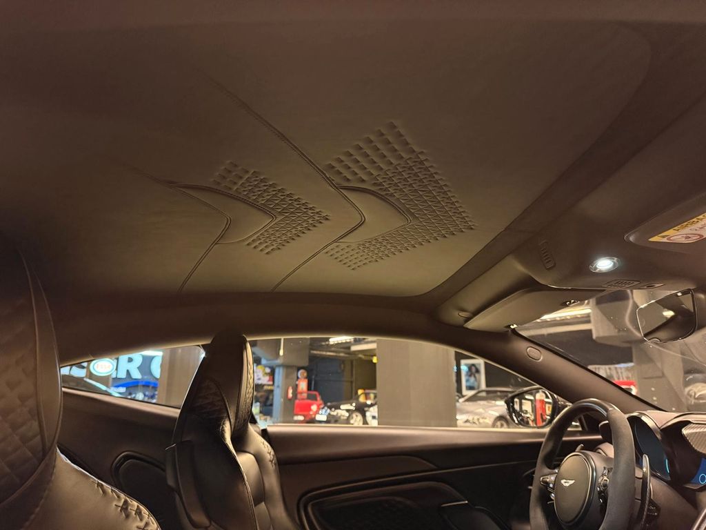 Aston Martin DBS 2022