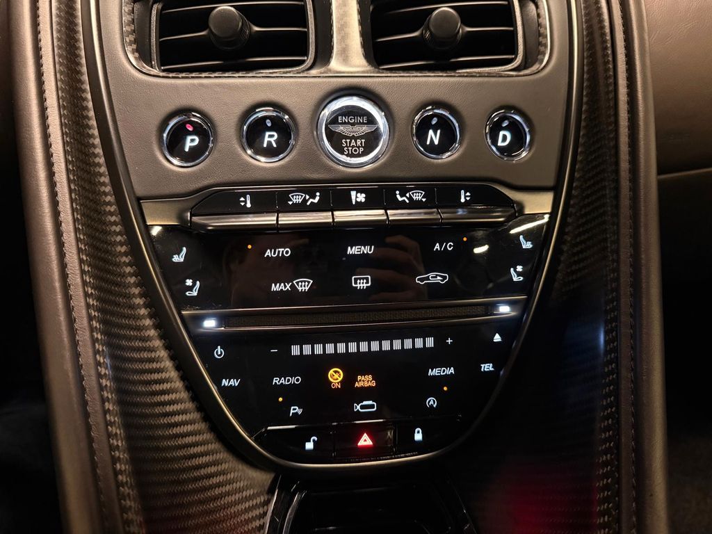 Aston Martin DBS 2022