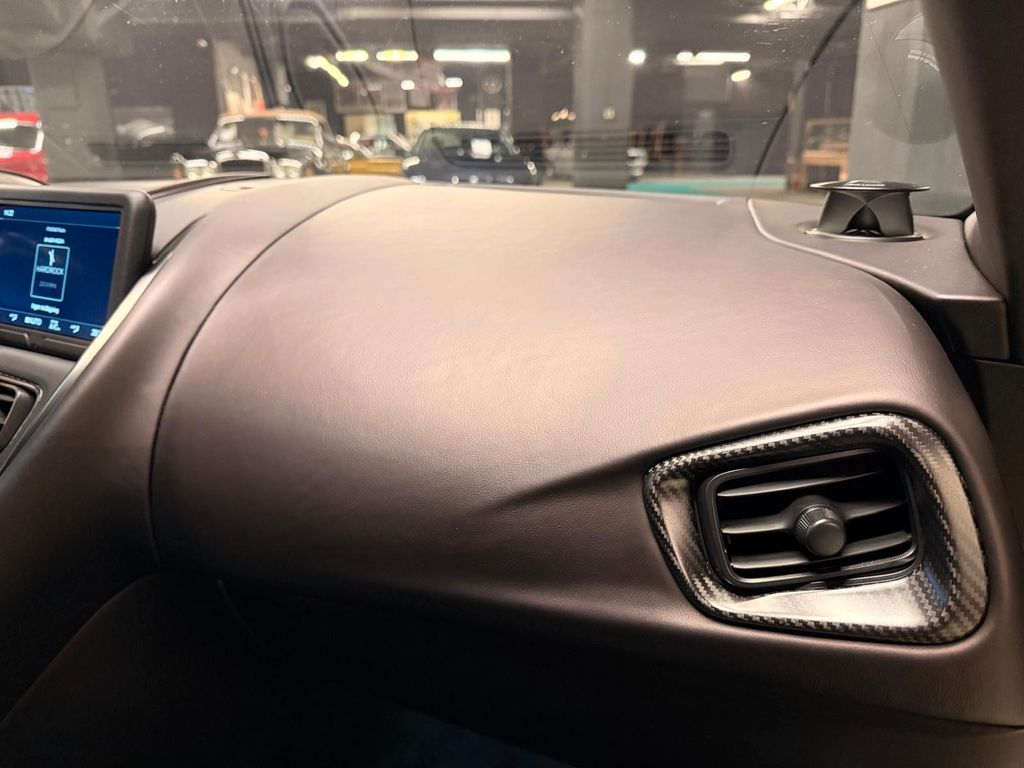 Aston Martin DBS 2022