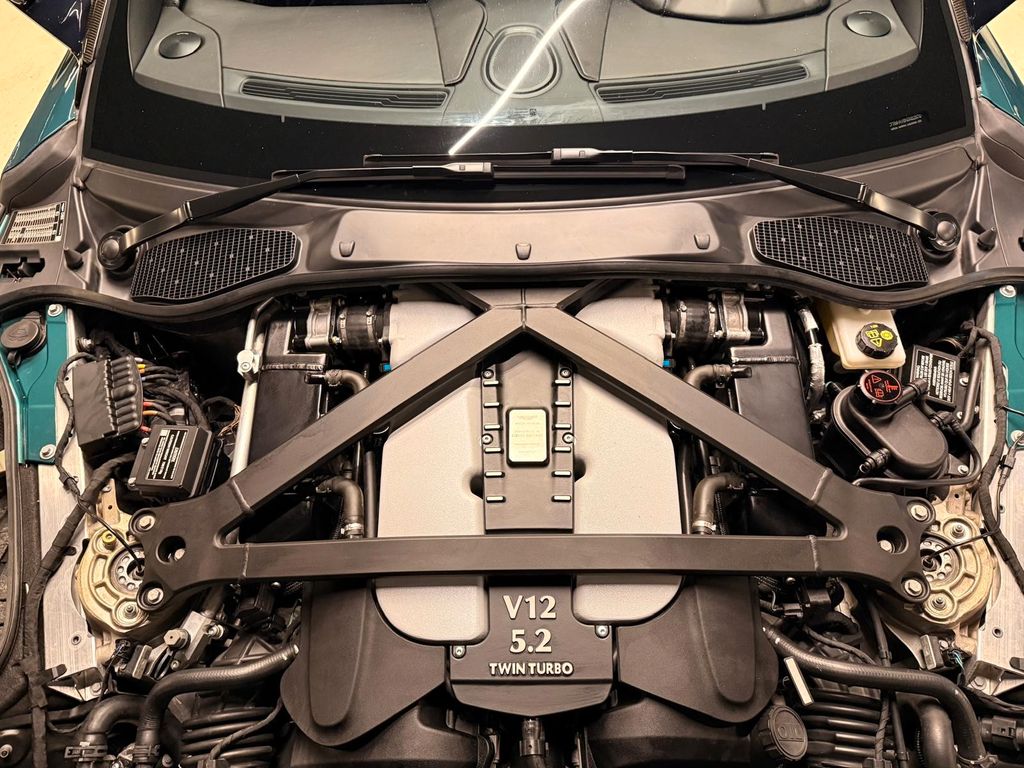 Aston Martin DBS 2022