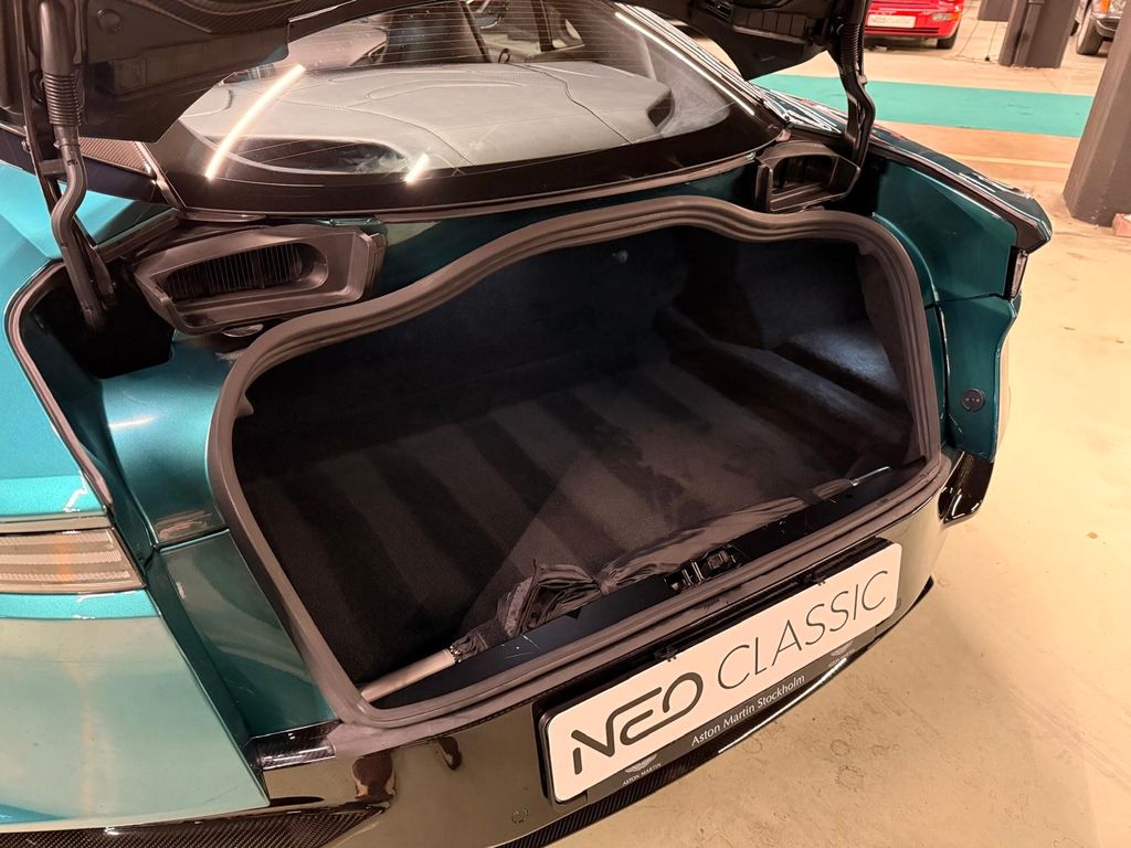 Aston Martin DBS 2022