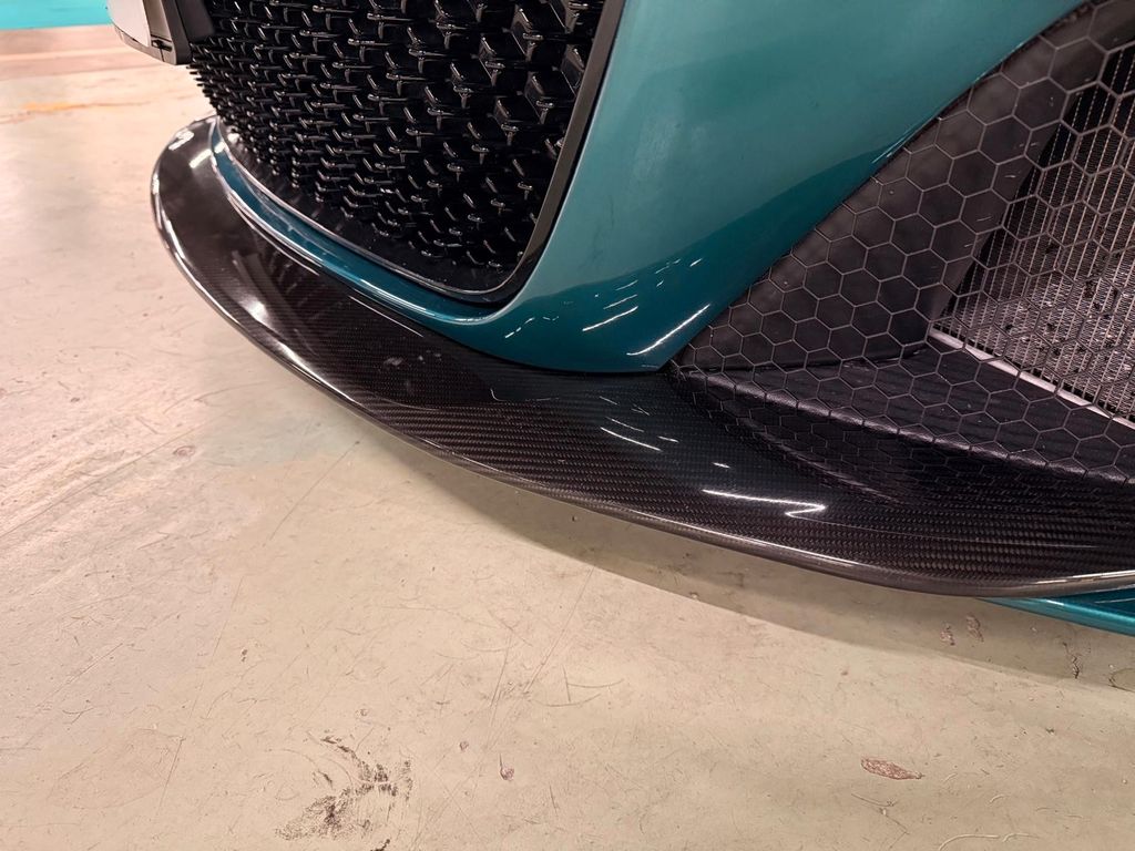 Aston Martin DBS 2022