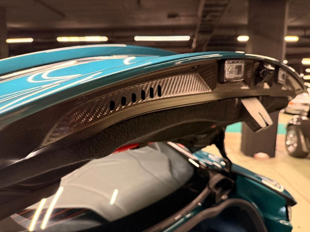 Aston Martin DBS 2022