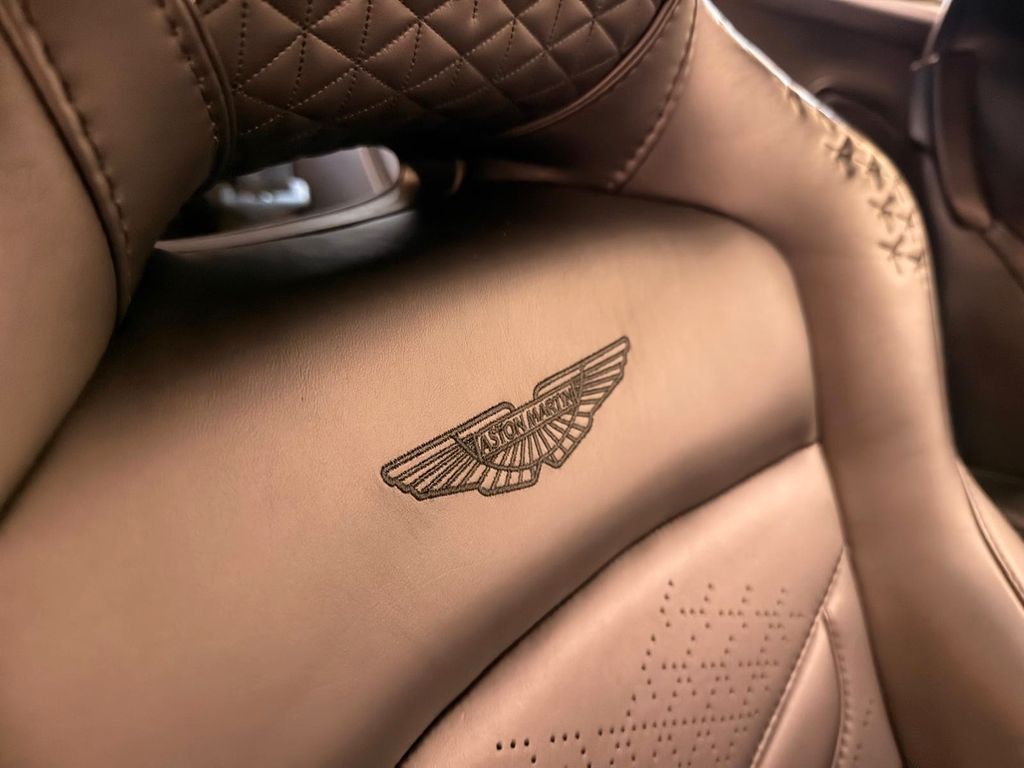 Aston Martin DBS 2022