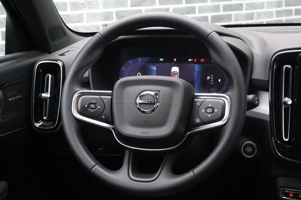 Volvo XC40 2025