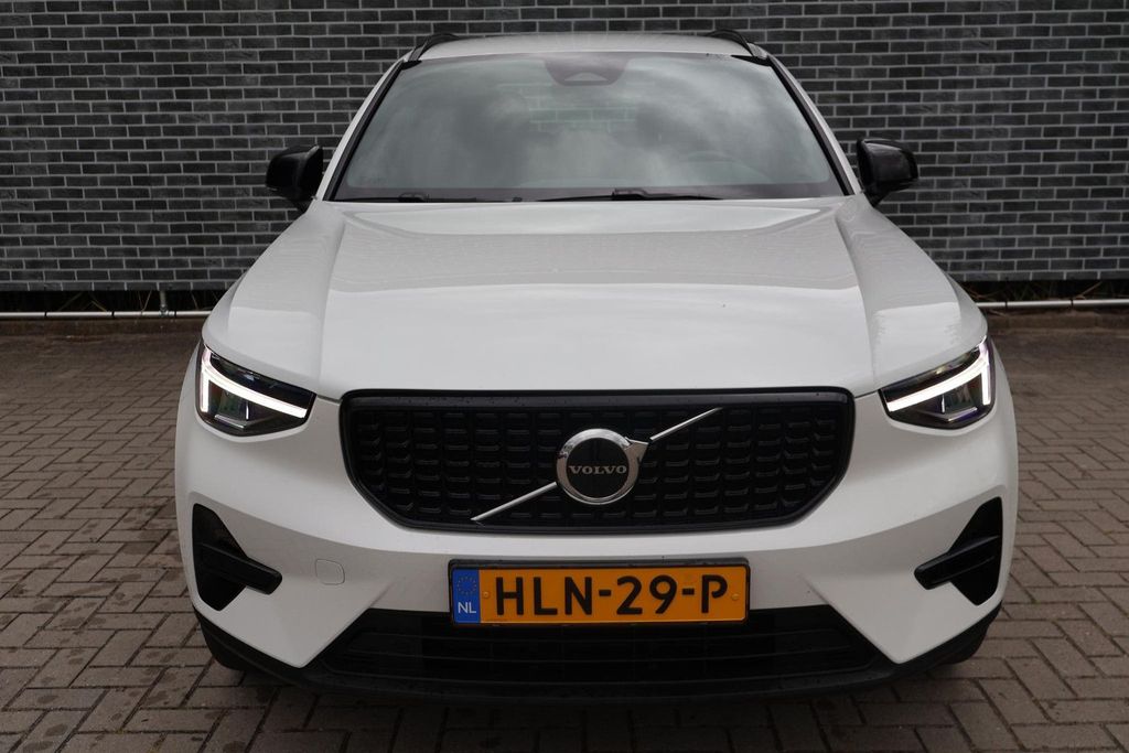 Volvo XC40 2025