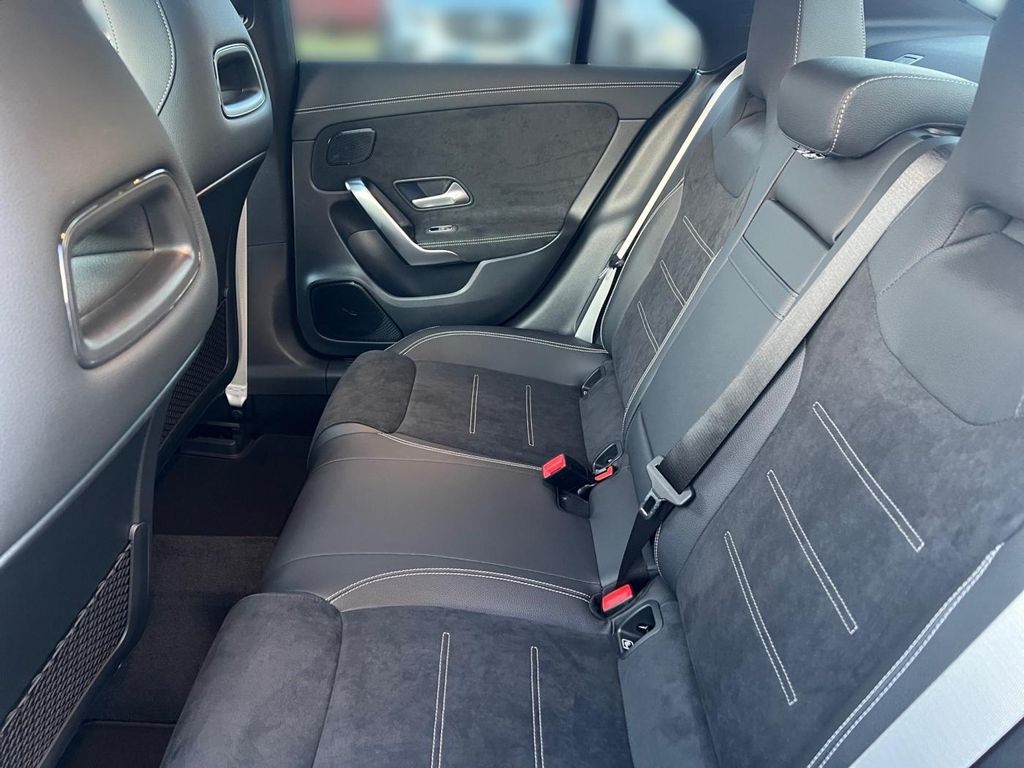 Mercedes-Benz CLA 180 2025