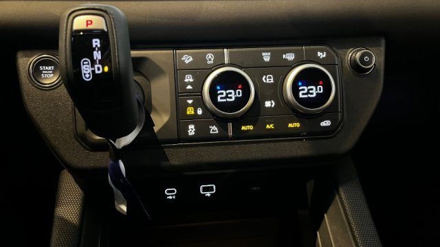 Land Rover Defender 2024