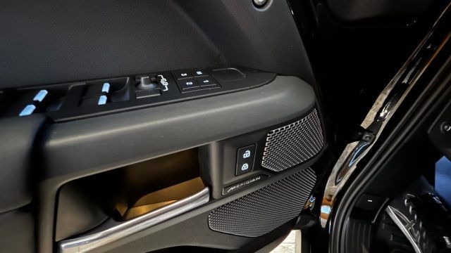 Land Rover Defender 2024