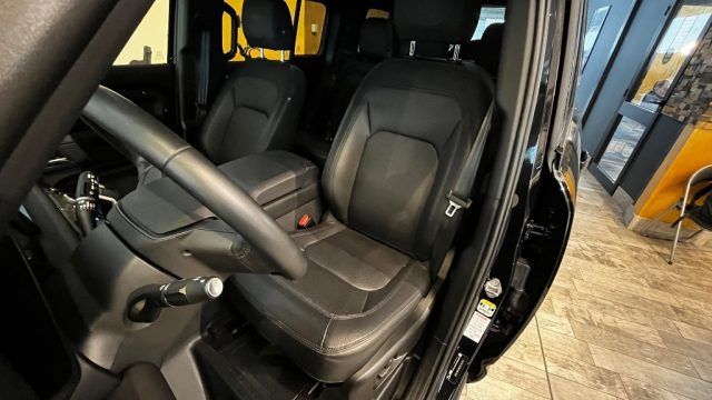 Land Rover Defender 2024