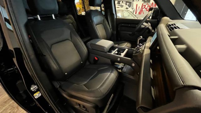 Land Rover Defender 2024