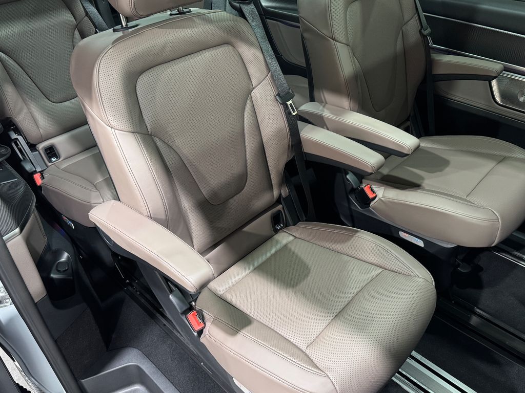 Mercedes-Benz V 300 2025