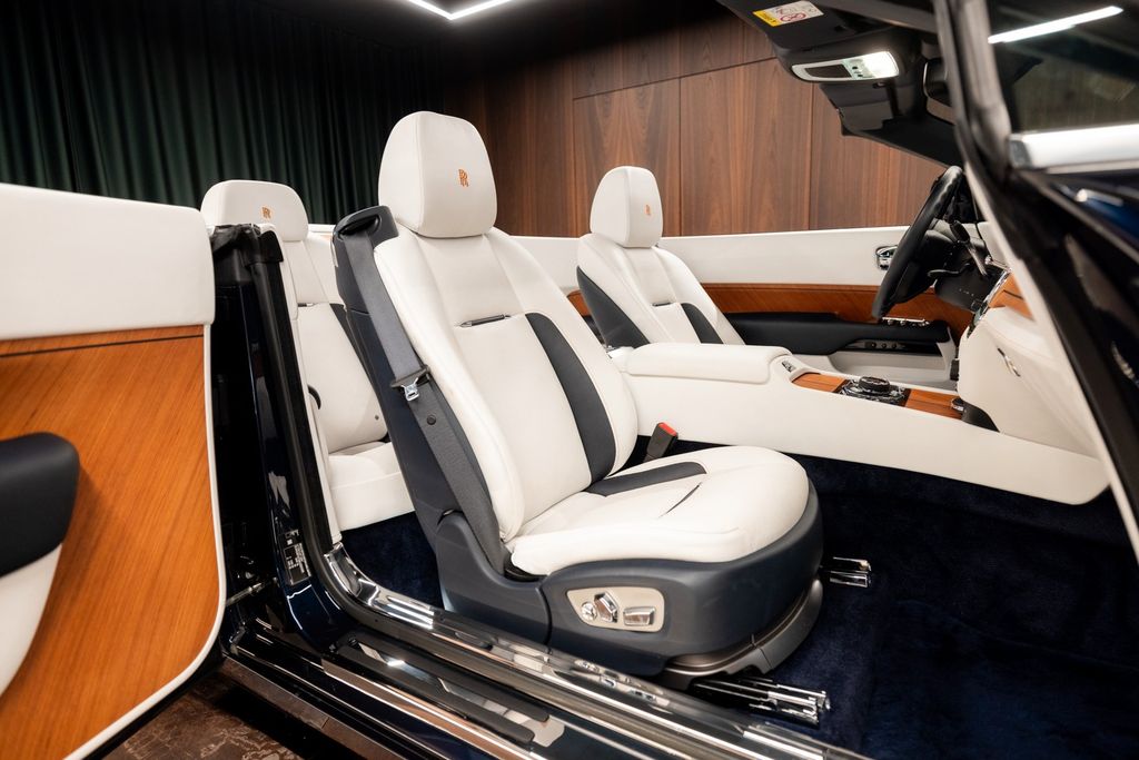 Rolls-Royce Dawn 2021