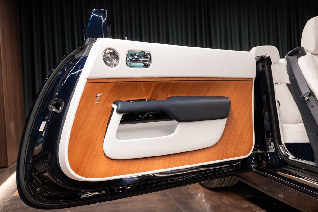 Rolls-Royce Dawn 2021