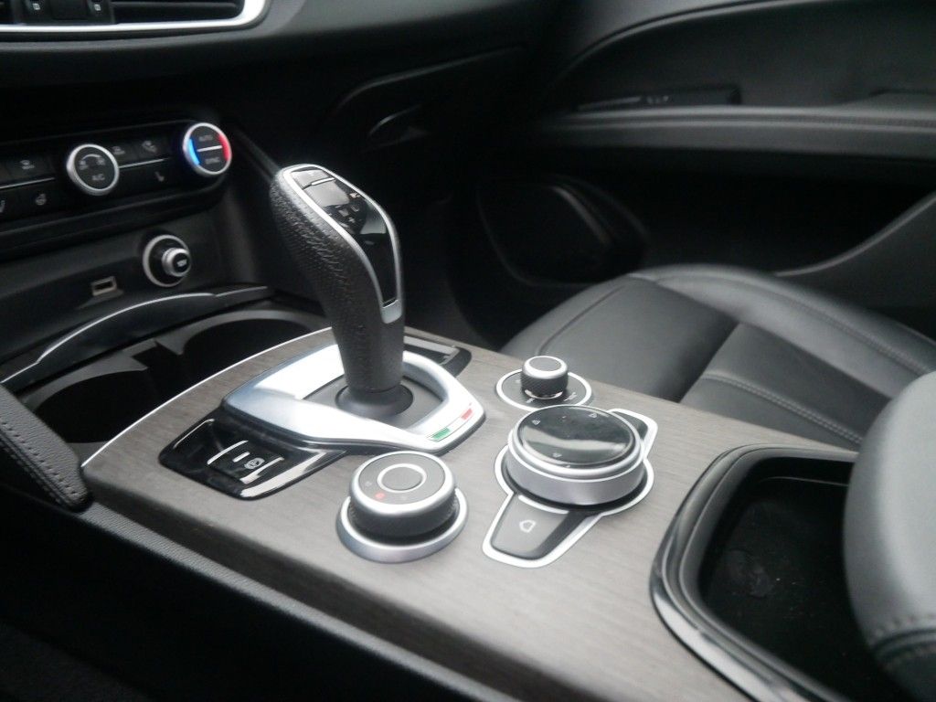 Alfa Romeo Stelvio 2023