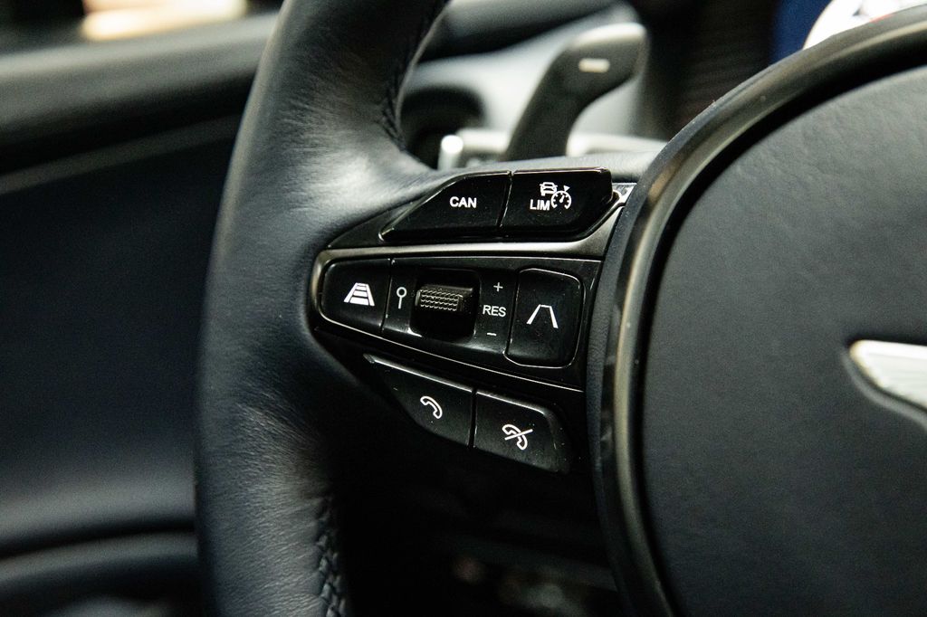 Aston Martin DBX 2021