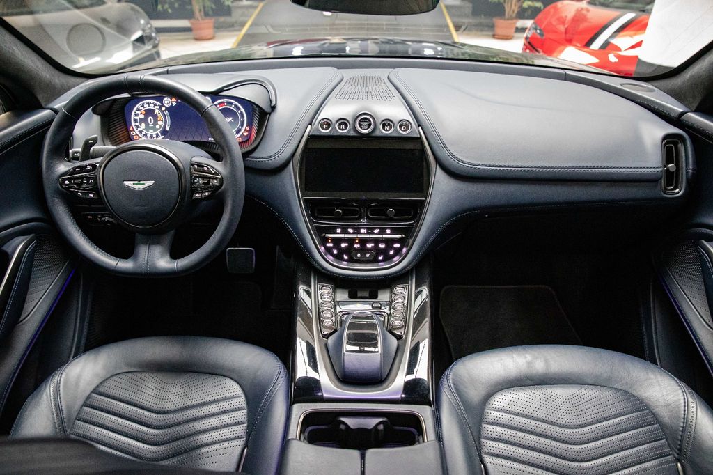 Aston Martin DBX 2021