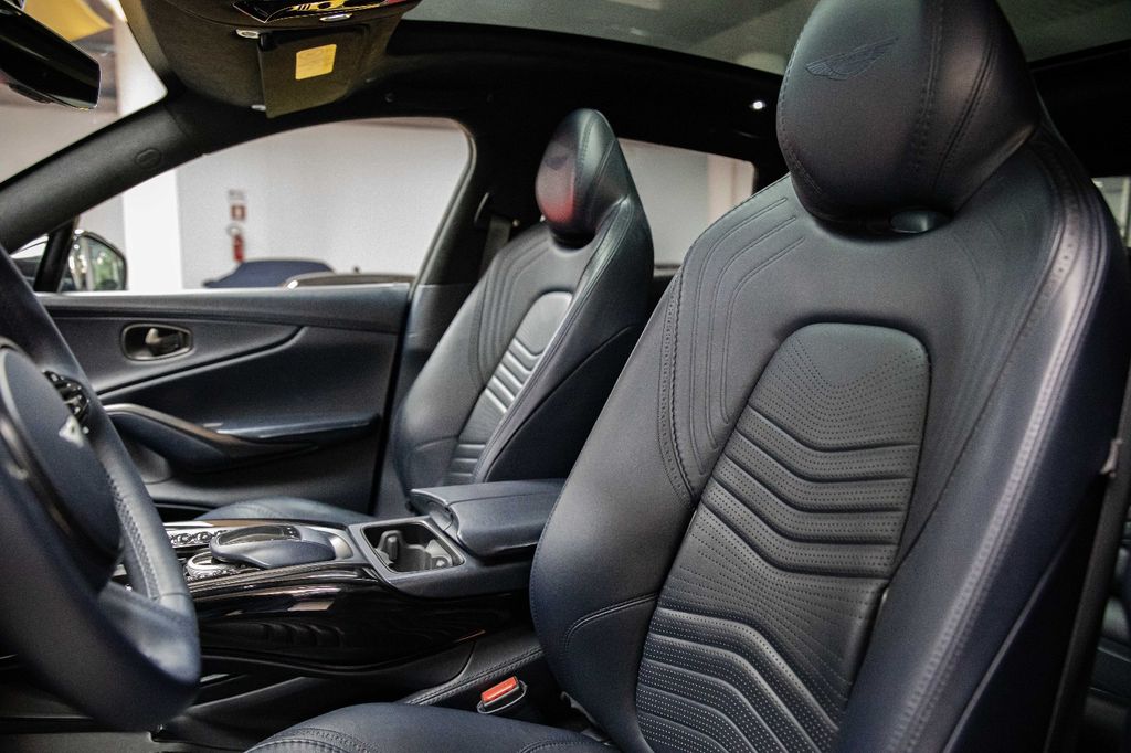 Aston Martin DBX 2021
