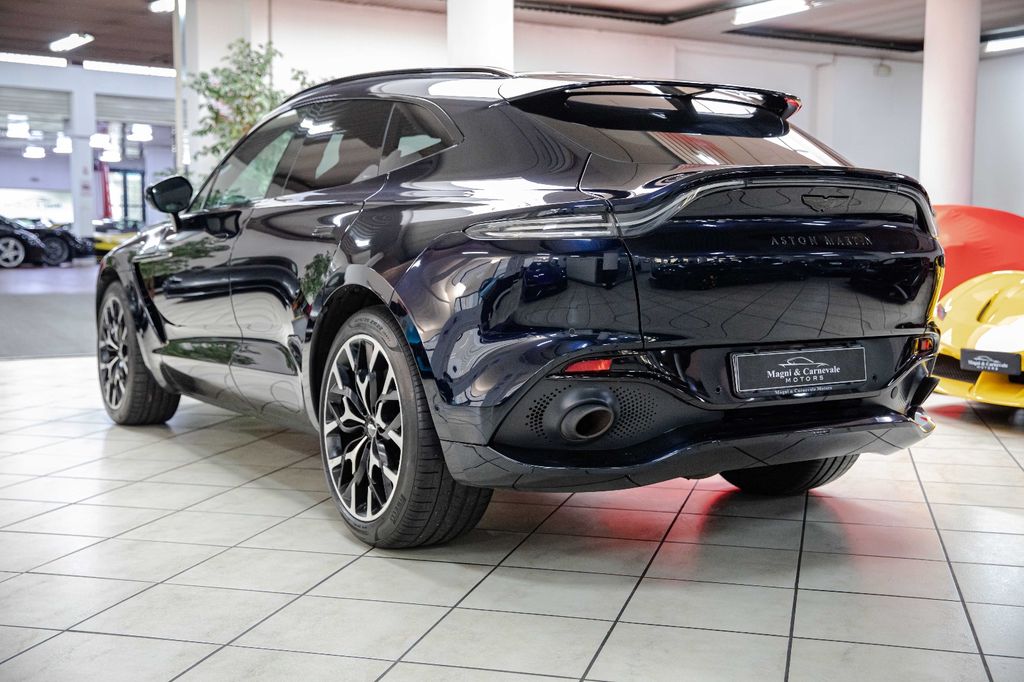 Aston Martin DBX 2021
