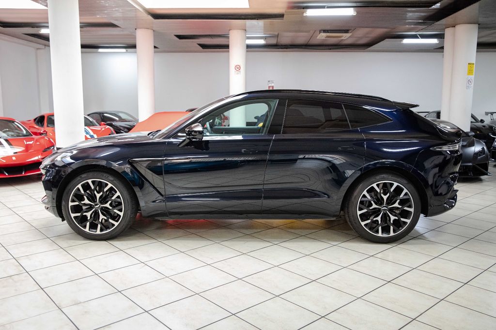 Aston Martin DBX 2021