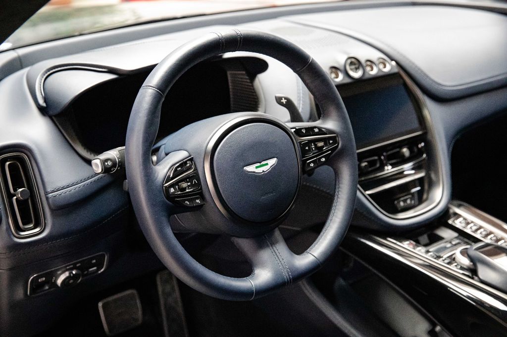 Aston Martin DBX 2021