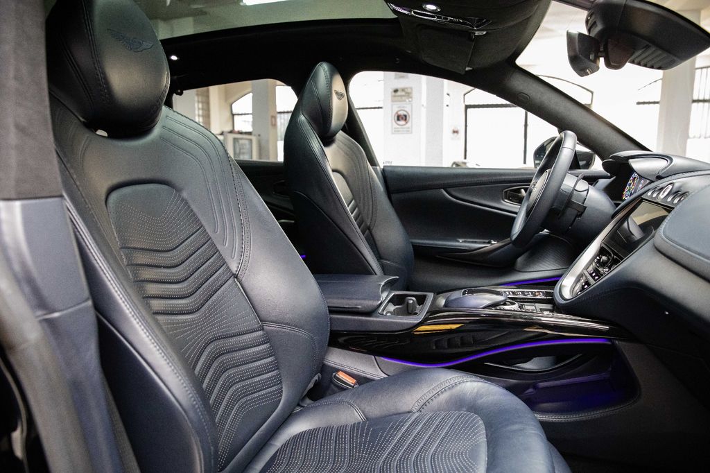 Aston Martin DBX 2021