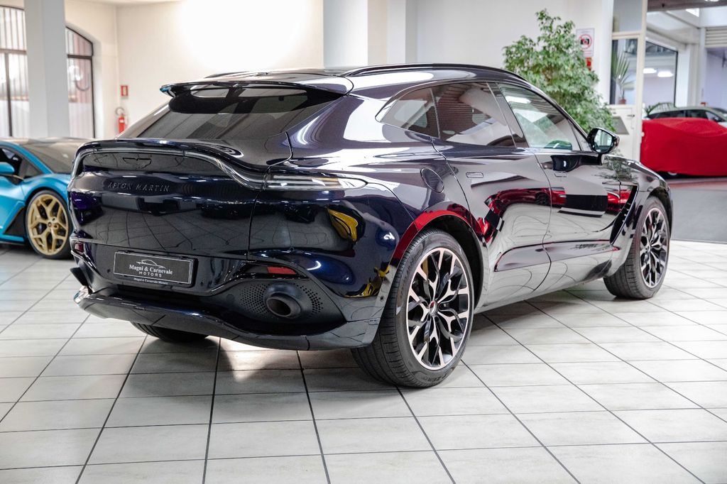 Aston Martin DBX 2021