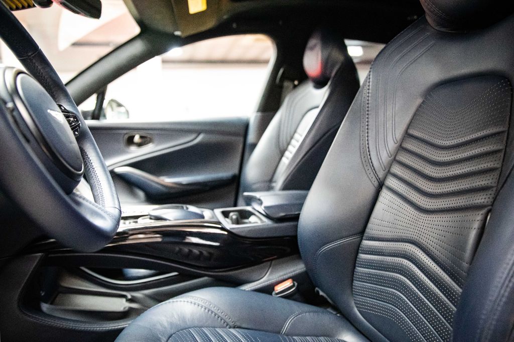 Aston Martin DBX 2021